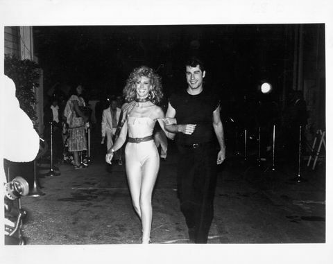 dziedātāja un aktrise Olīvija Ņūtons Džons un līdzzvaigzne Džons Travolta apmeklē filmas Grease pirmizrādi, 1978. gada foto, Maikls Očs archivesgetty images