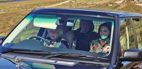 Karaliene Elizabete braukšanas Kate Middleton
