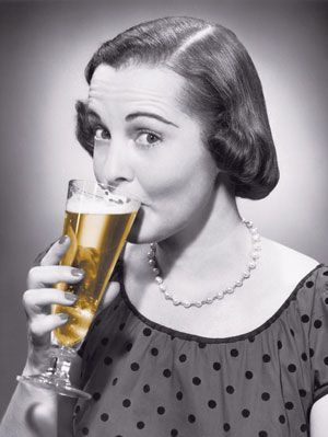 sieviete dzeramā alus