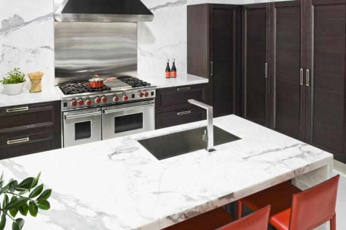 raksturīgās dzīslas ir marmora darba virsmu iezīme mūsdienīgā virtuvē